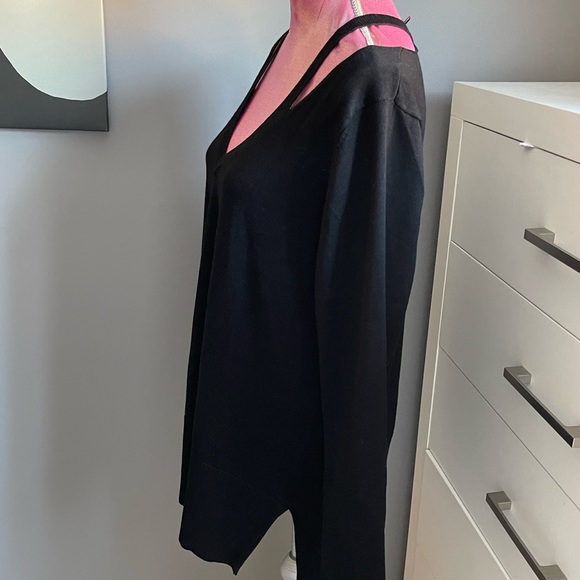 Cold shoulder sweater - Picture 3 of 8